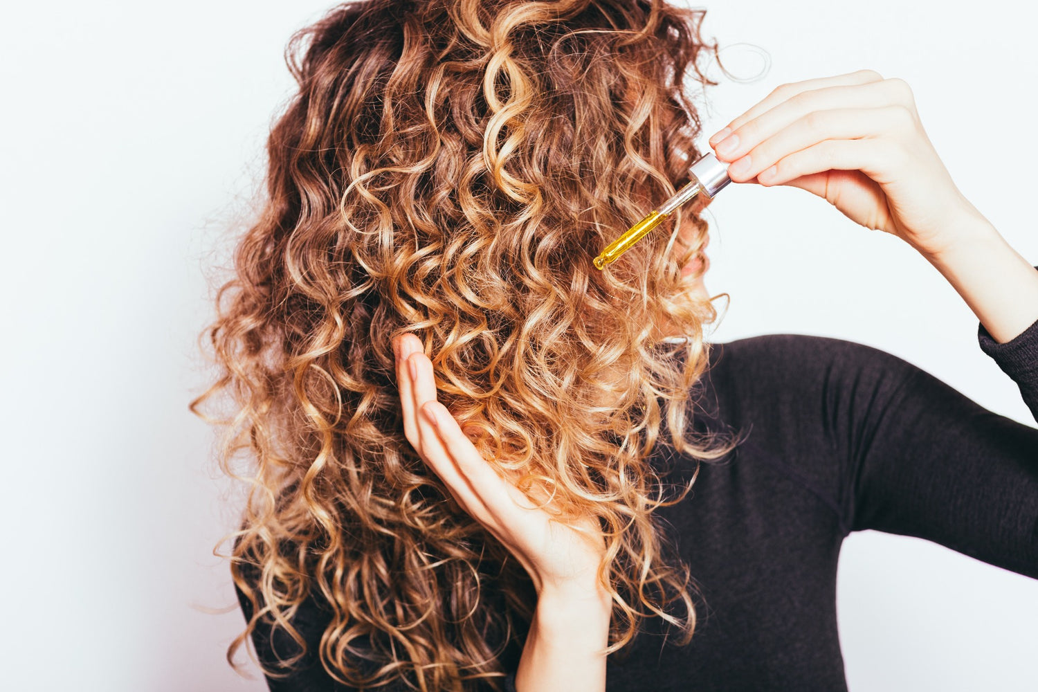 Krullend haar verzorgen: natuurlijke tips voor stralende krullen
